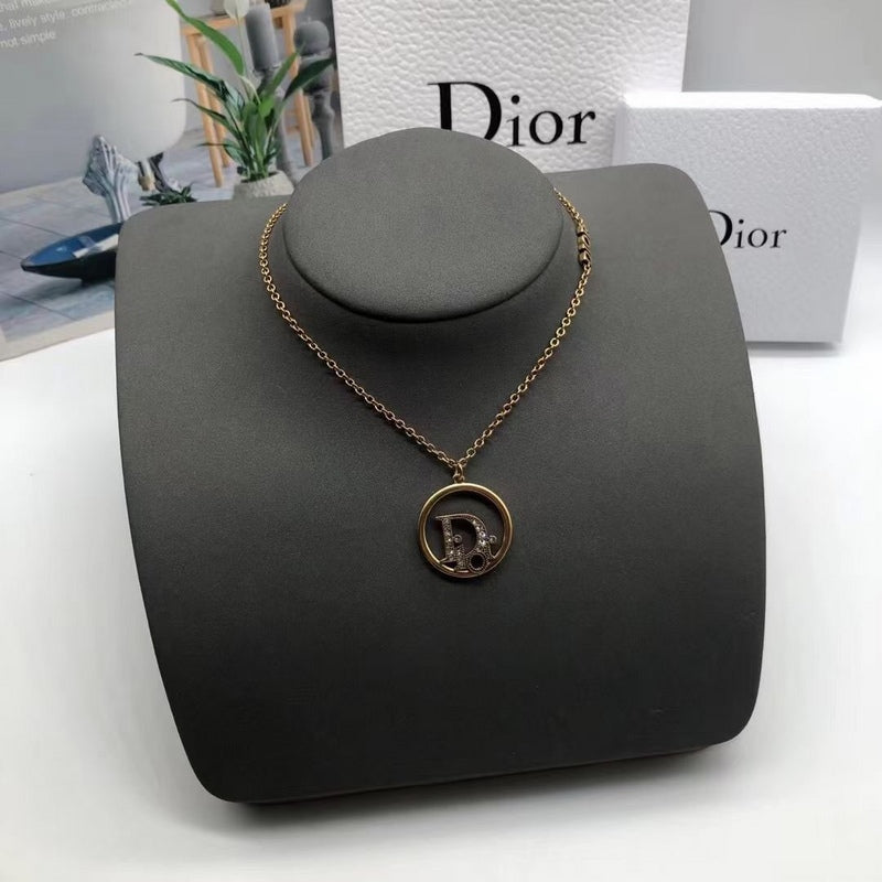 DIN21 The new letter necklace is super textured Jewelry