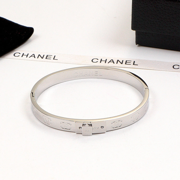 CHB57 Women's three-dimensional perfume bottle with diamonds and 18K titanium steel bracelet Jewelry