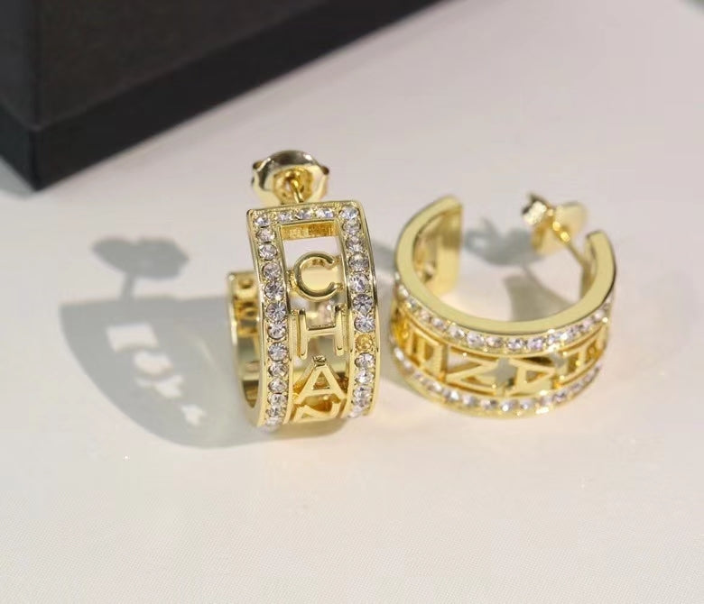 CHE112 Fragrant Fragrant Diamond Hollow Semicircle Logo Earrings Jewelry