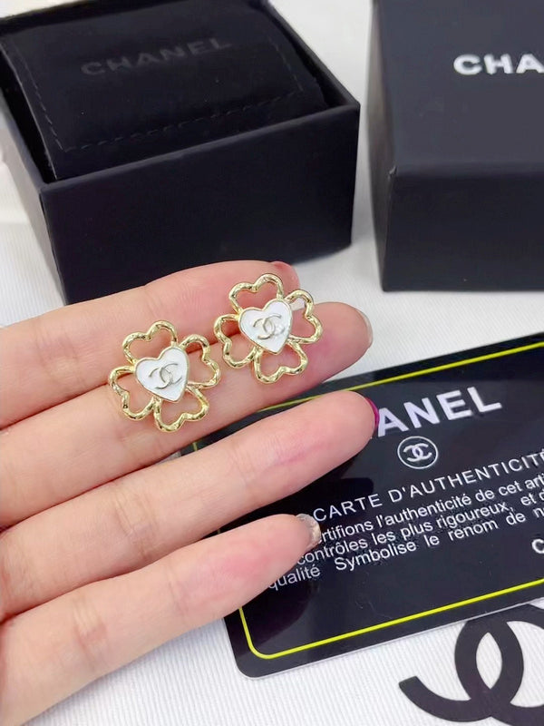 A1111 Women's new fashion heart-shaped earring jewelry