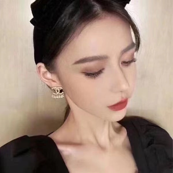CHE129 Women's fashion letter pearl flow comb earrings Jewelry
