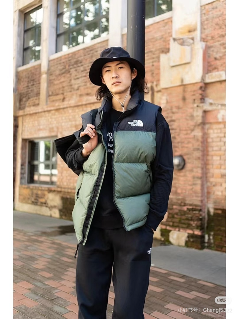 110429  Men's and women's classic high and full embroidered logo down vest clothes on the north side