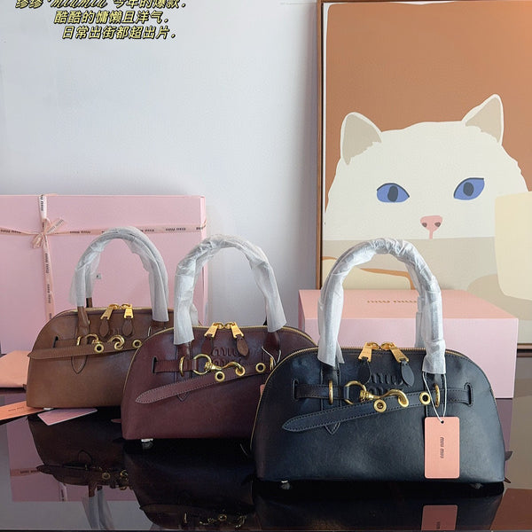 MMIB3  A vintage leather bag measuring 32*11*16cm