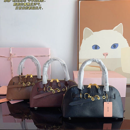 MMIB3  A vintage leather bag measuring 32*11*16cm