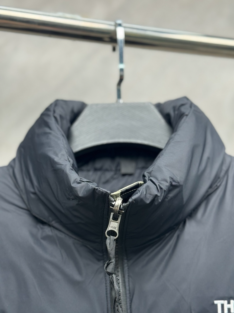 110429  Men's and women's classic high and full embroidered logo down vest clothes on the north side