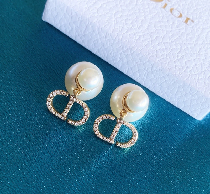 DE127  Classic Women's Pearl Stud Earrings  Jewelry