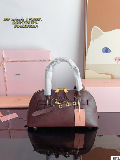 MMIB3  A vintage leather bag measuring 32*11*16cm