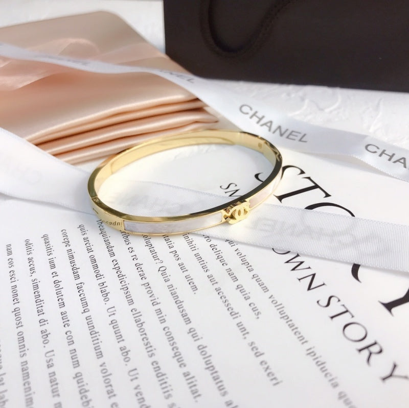 S067   Women's Titanium Steel Shell Bracelet Jewelry