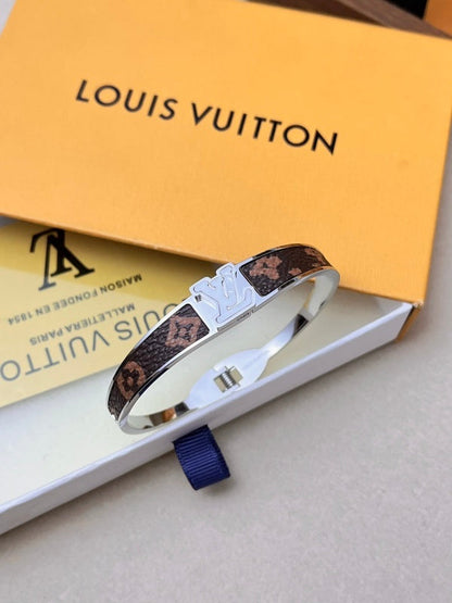 S462  Women's Titanium Steel Flower Leather Bracelet Jewelry