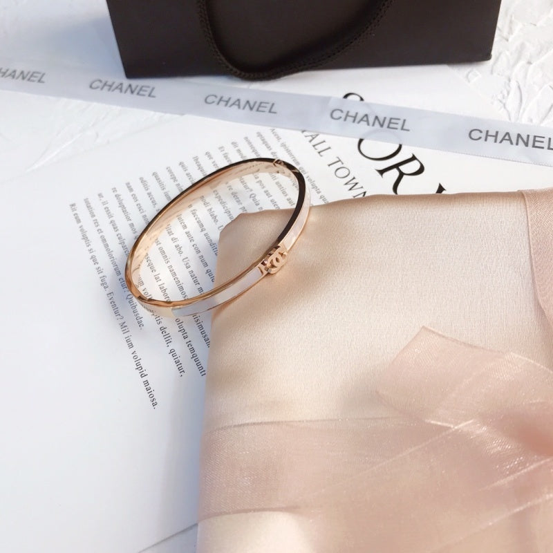 S067   Women's Titanium Steel Shell Bracelet Jewelry