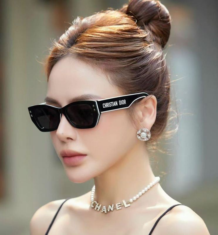 7783   Sunglasses with box