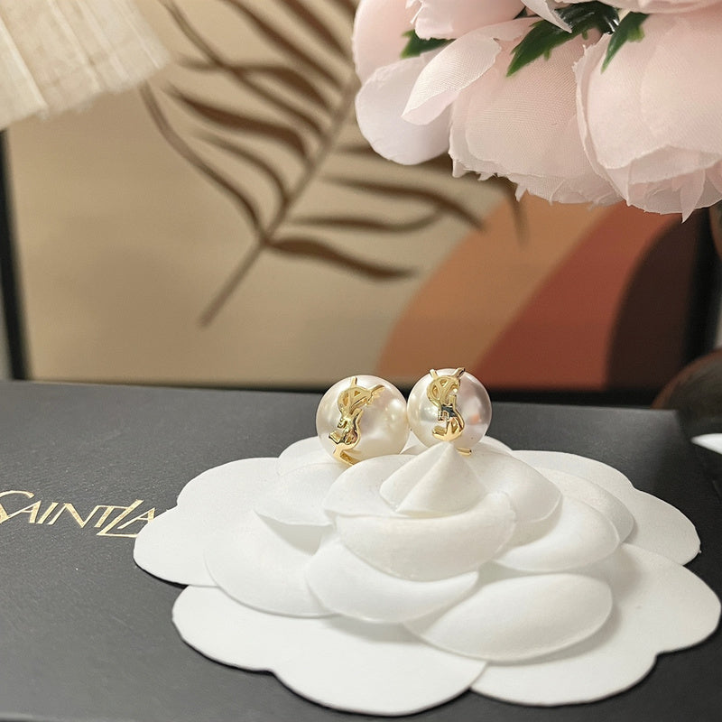 A913  Women's large and small pearl earring jewelry