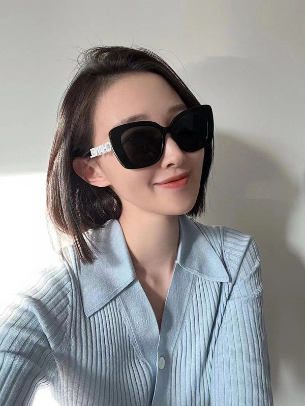 6047  Sunglasses with box