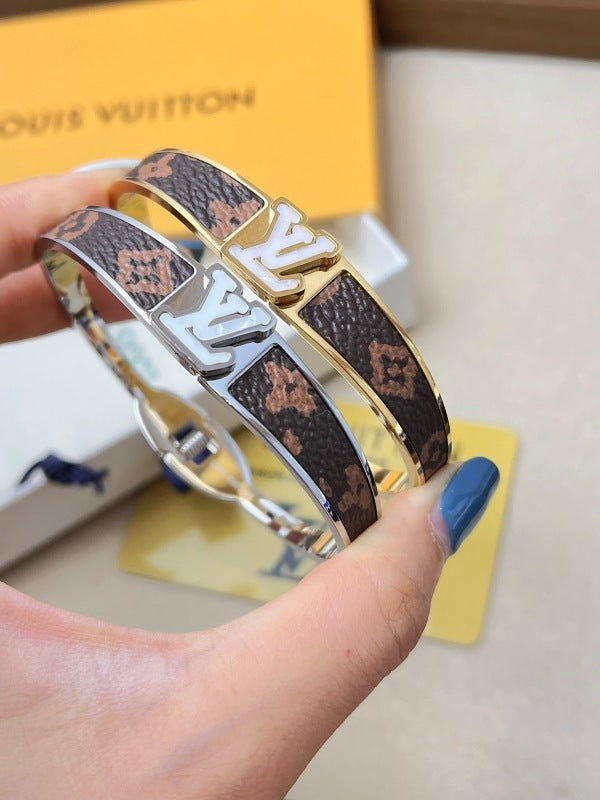 S462  Women's Titanium Steel Flower Leather Bracelet Jewelry