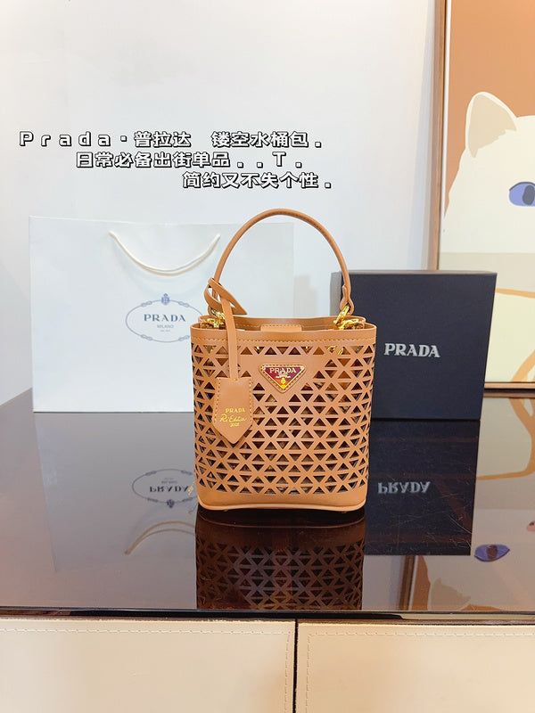 PBM7 Hollow handbag back method is varied 18*11*18cm