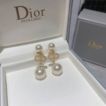 DE132  Classic Pearl Letter Stud Earrings  Jewelry