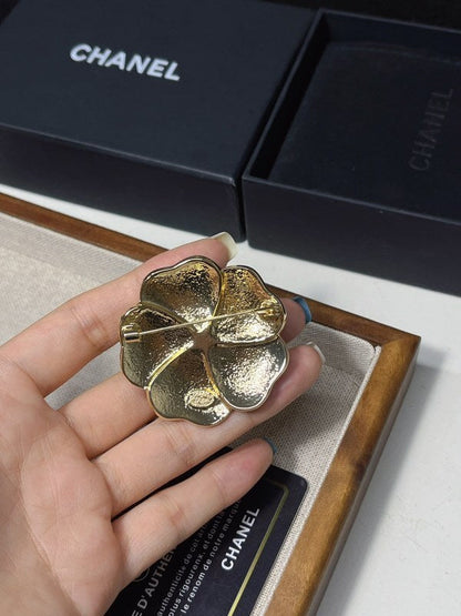 D190   Heart brooch jewelry