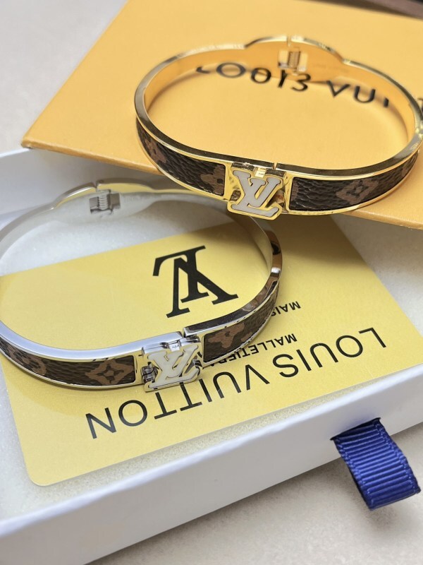 S462  Women's Titanium Steel Flower Leather Bracelet Jewelry