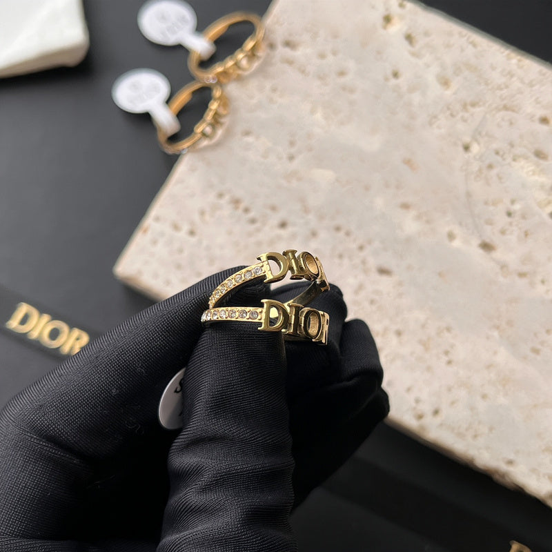 J085    Diamond ring  Jewelry