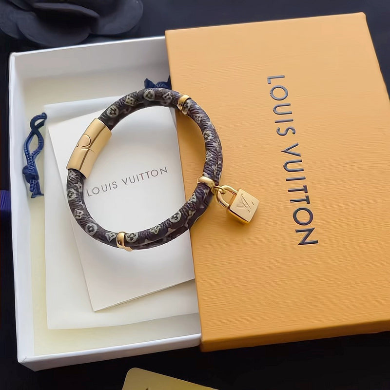 S437   Titanium steel patterned leather lock head bracelet jewelry