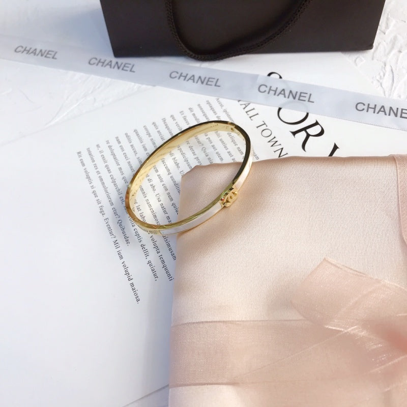 S067   Women's Titanium Steel Shell Bracelet Jewelry