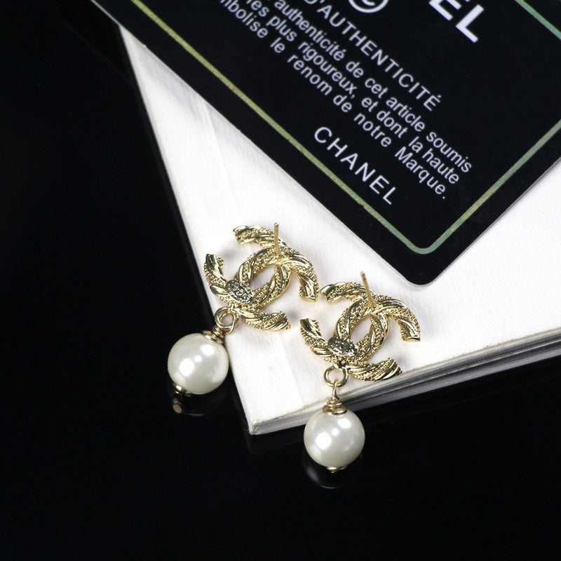 CHE122  Twisted button pattern full diamond explosion double C earrings  Jewelry