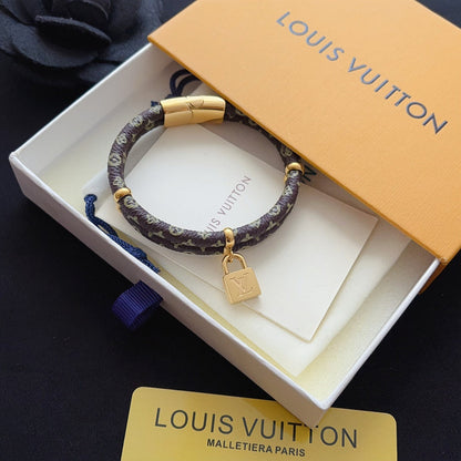 S437   Titanium steel patterned leather lock head bracelet jewelry