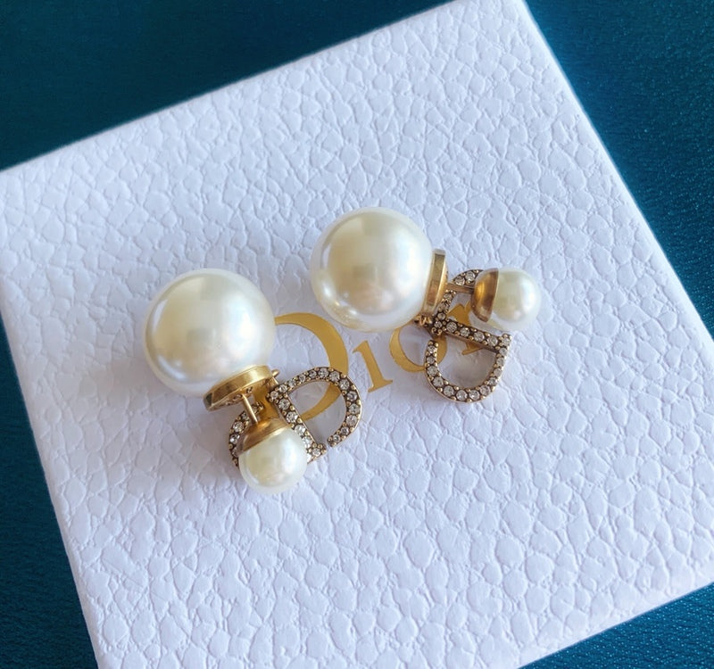 DE127  Classic Women's Pearl Stud Earrings  Jewelry