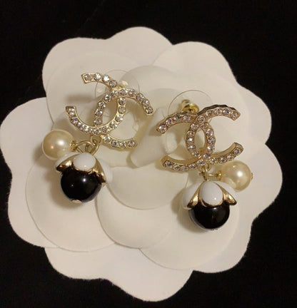 CHE137  Classic Petal Pearl Stud Earrings  Jewelry