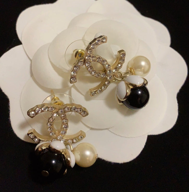 CHE137  Classic Petal Pearl Stud Earrings  Jewelry