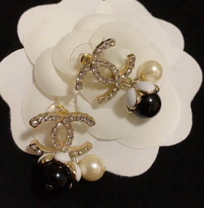 CHE137  Classic Petal Pearl Stud Earrings  Jewelry