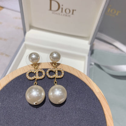 DE132  Classic Pearl Letter Stud Earrings  Jewelry