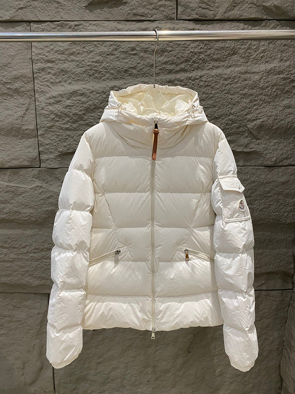 042100    Women's diagonal short down jacket