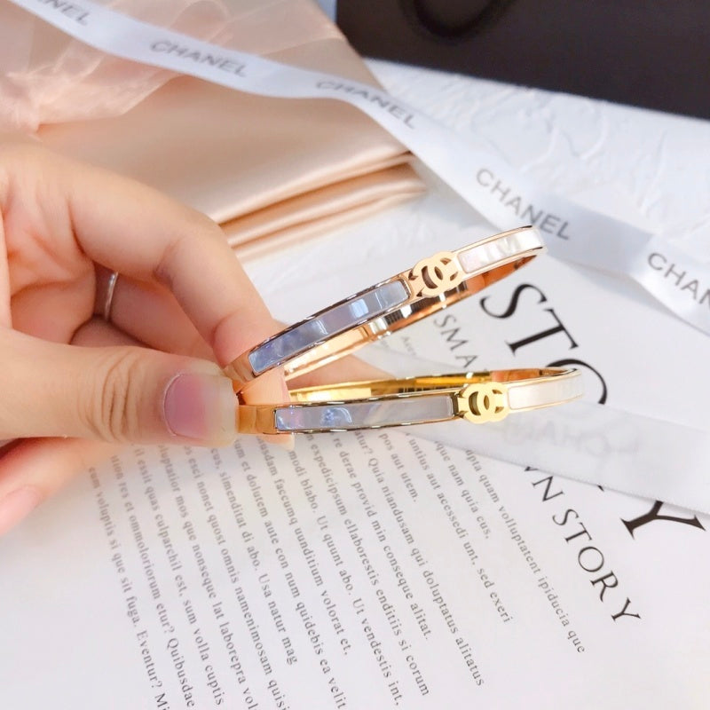 S067   Women's Titanium Steel Shell Bracelet Jewelry